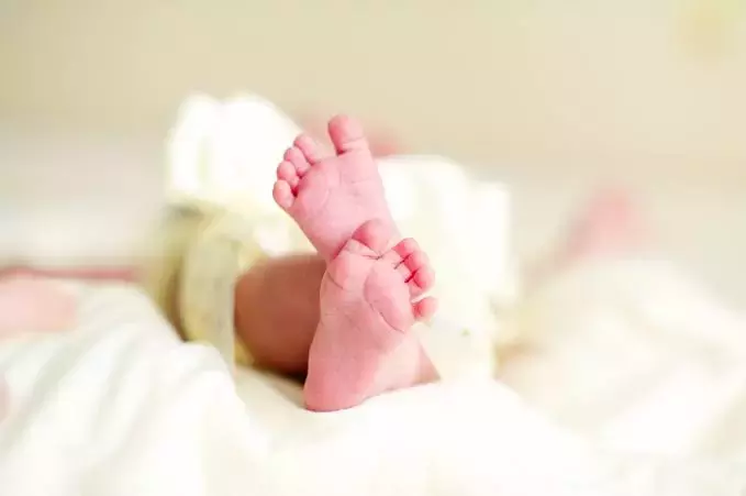 Baby gets delivered with hair clip, pocket knife on UP rail platform