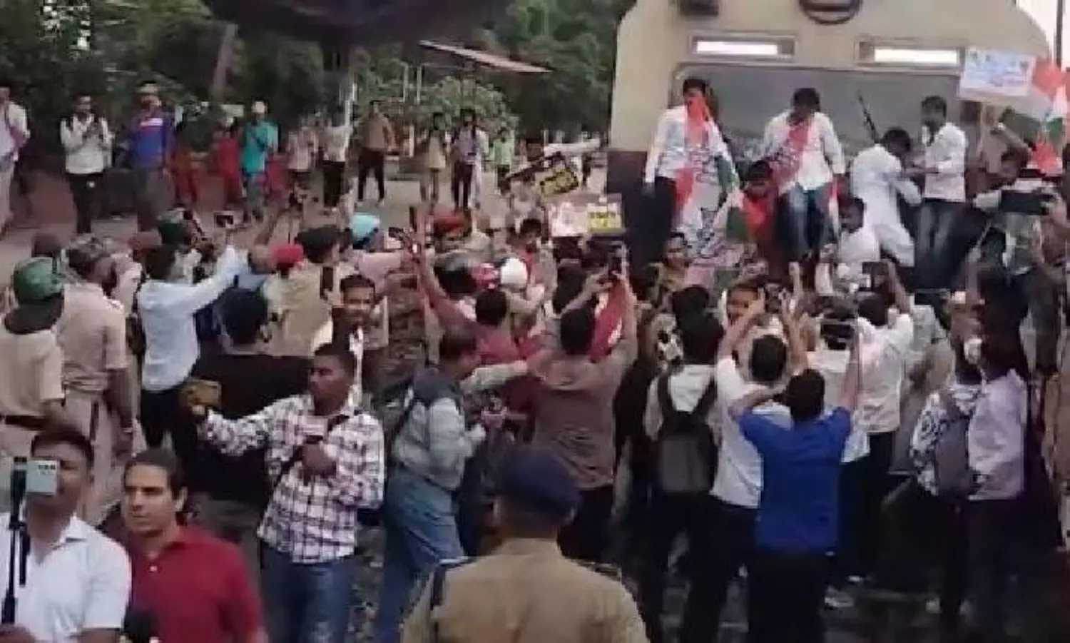 Bihar bandh: Rahul reaches Patna to join protests