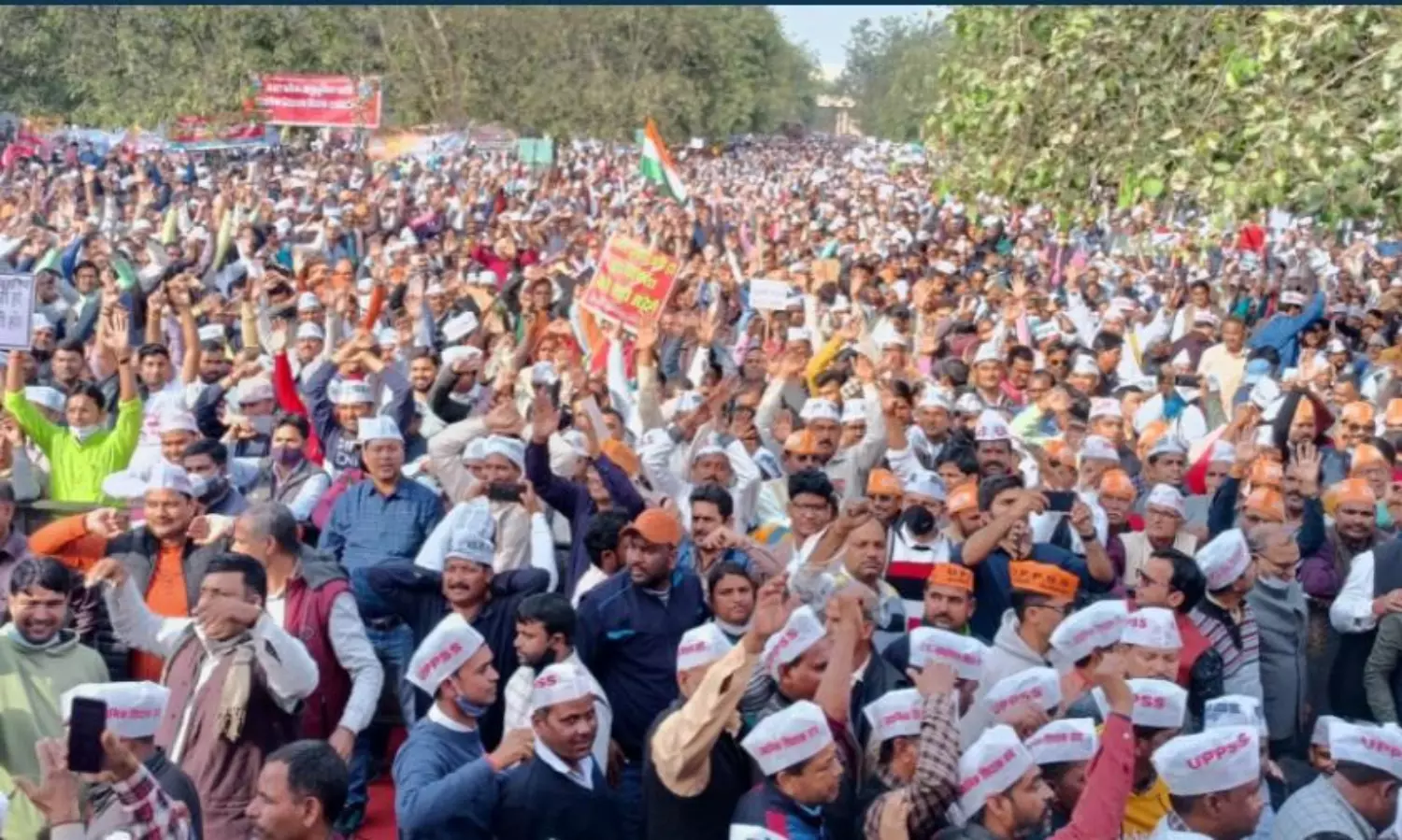 Over 1 lakh workers take out protest in UP against power privatization