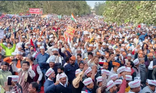 Over 1 lakh workers take out protest in UP against power privatization