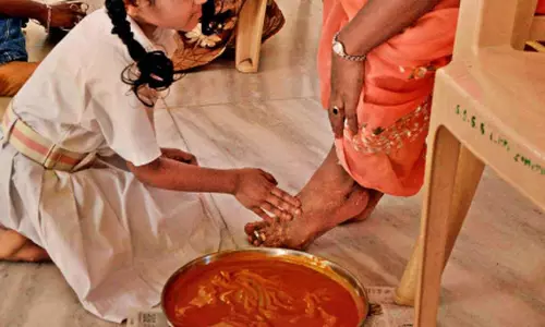 Kerala pada puja: students allegedly made to wash BJP leaders feet!
