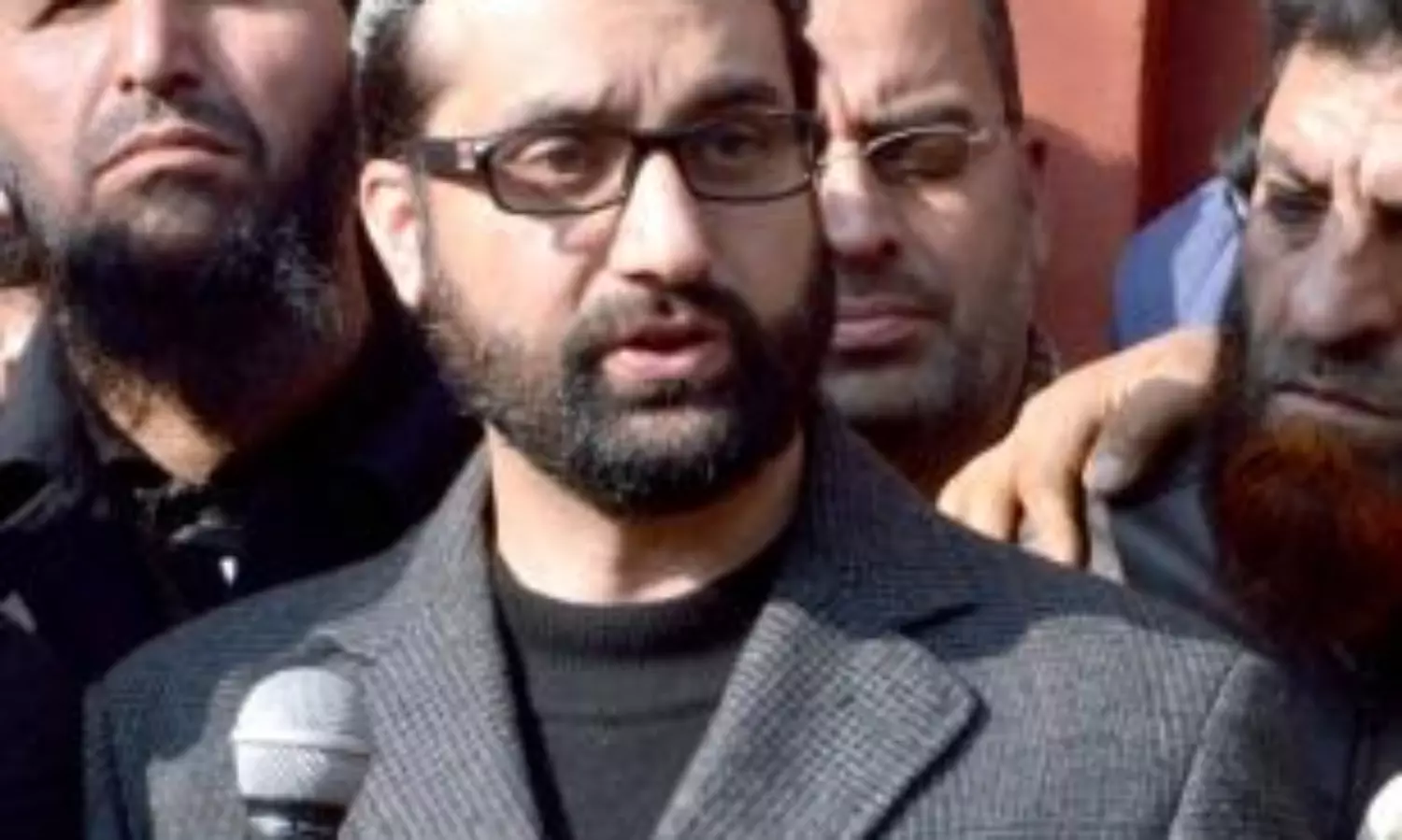 Authorities place Mirwaiz Umar Farooq under house arrest in Srinagar