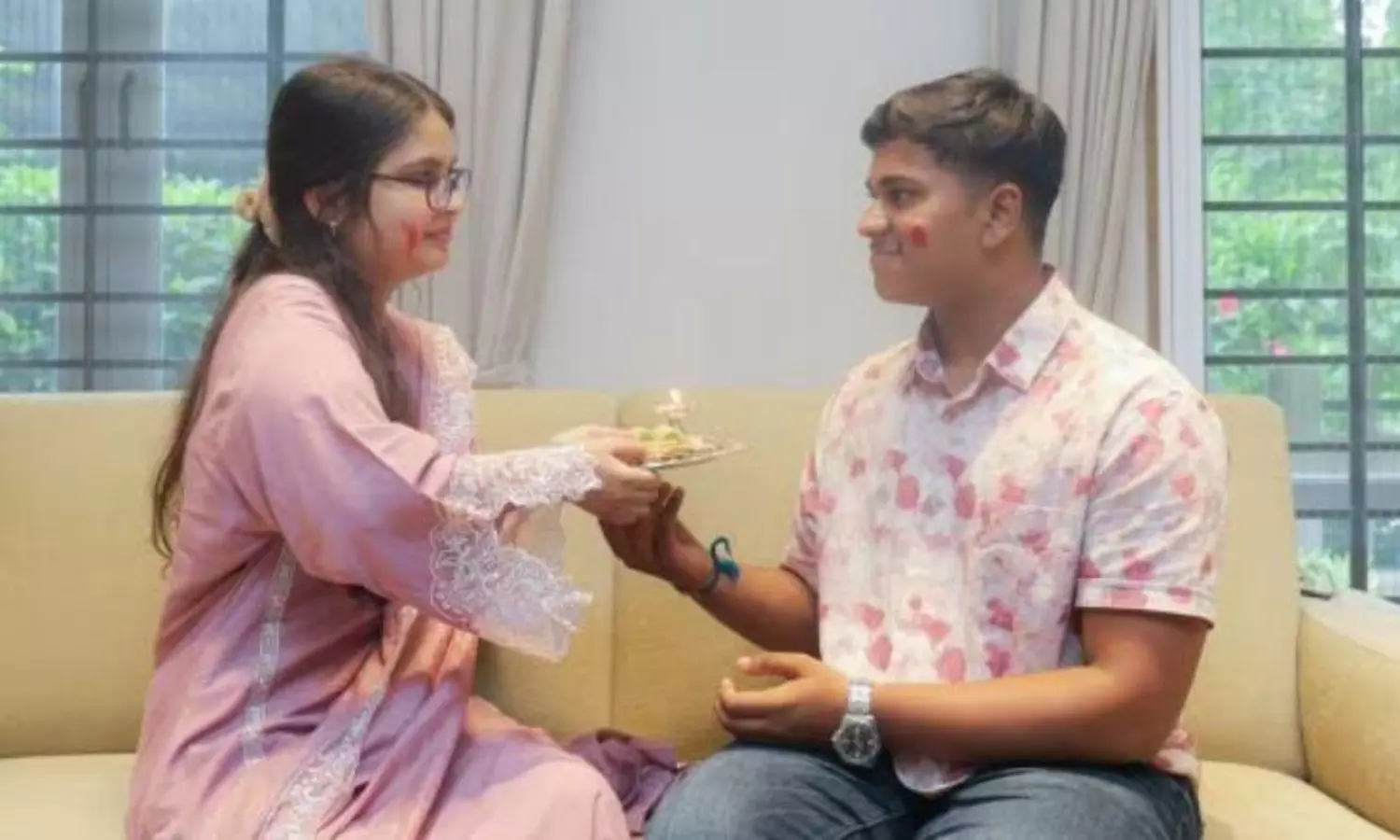 Muslim girl ties Rakhi to Hindu boy, whose late sister donated her a hand