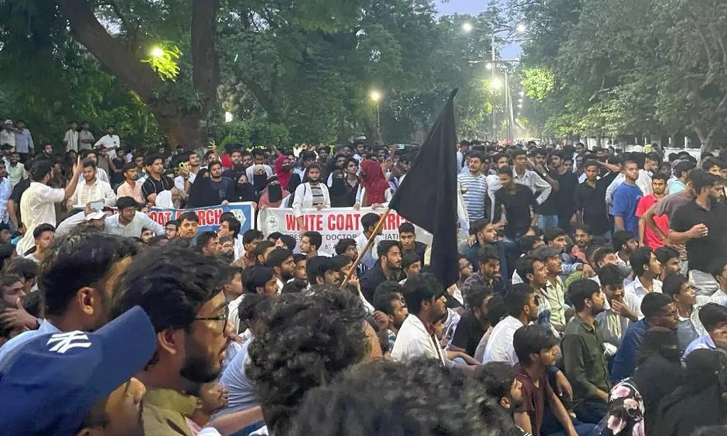 Protest at AMU turns violent as UP police enter campus to disperse students