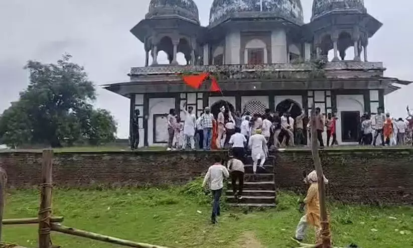 Hindutwa mob vandalises historic Nawabs tomb in Uttar Pradesh