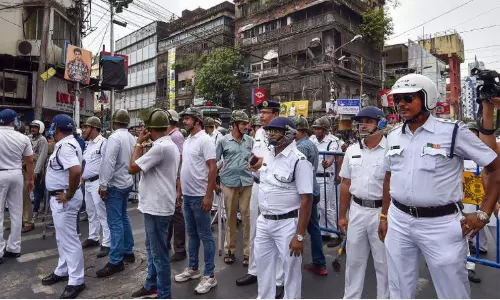 3 women try to commit suicide in front of Calcutta HC; attempt foiled by cops