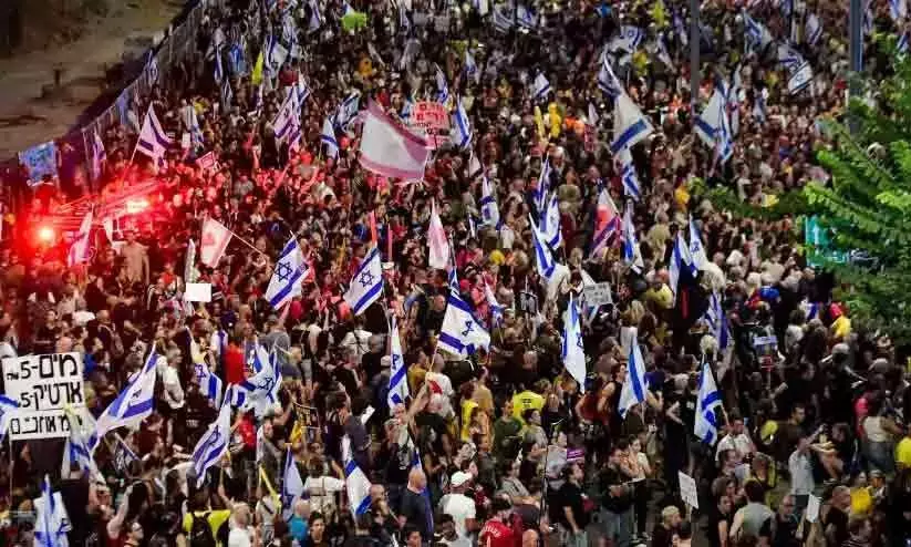 Israelis protest demanding Gaza ceasefire: roads, traffic blocked