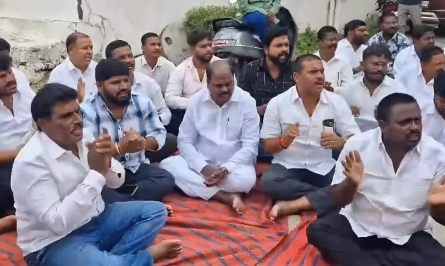 Hindutva groups protest at 400-year-old Hyderabad mosque as police watch anti-Muslim sloganeering Hindutva groups protest at 400-year-old Hyderabad mosque as police watch anti-Muslim sloganeering