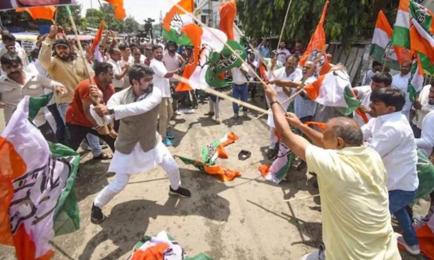 BJP-Cong workers clash in Patna over abusive remarks against PM Modi, his mother