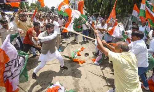 BJP-Cong workers clash in Patna over abusive remarks against PM Modi, his mother