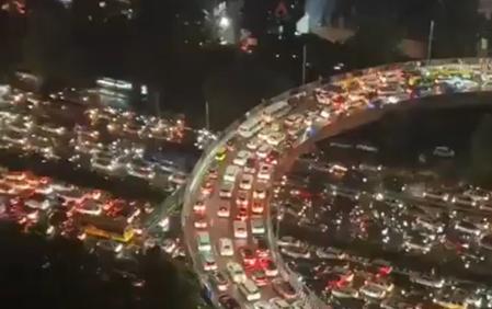 Delhi choked by traffic amid heavy rains; Yamuna river near danger mark Delhi choked by traffic amid heavy rains; Yamuna river near danger mark