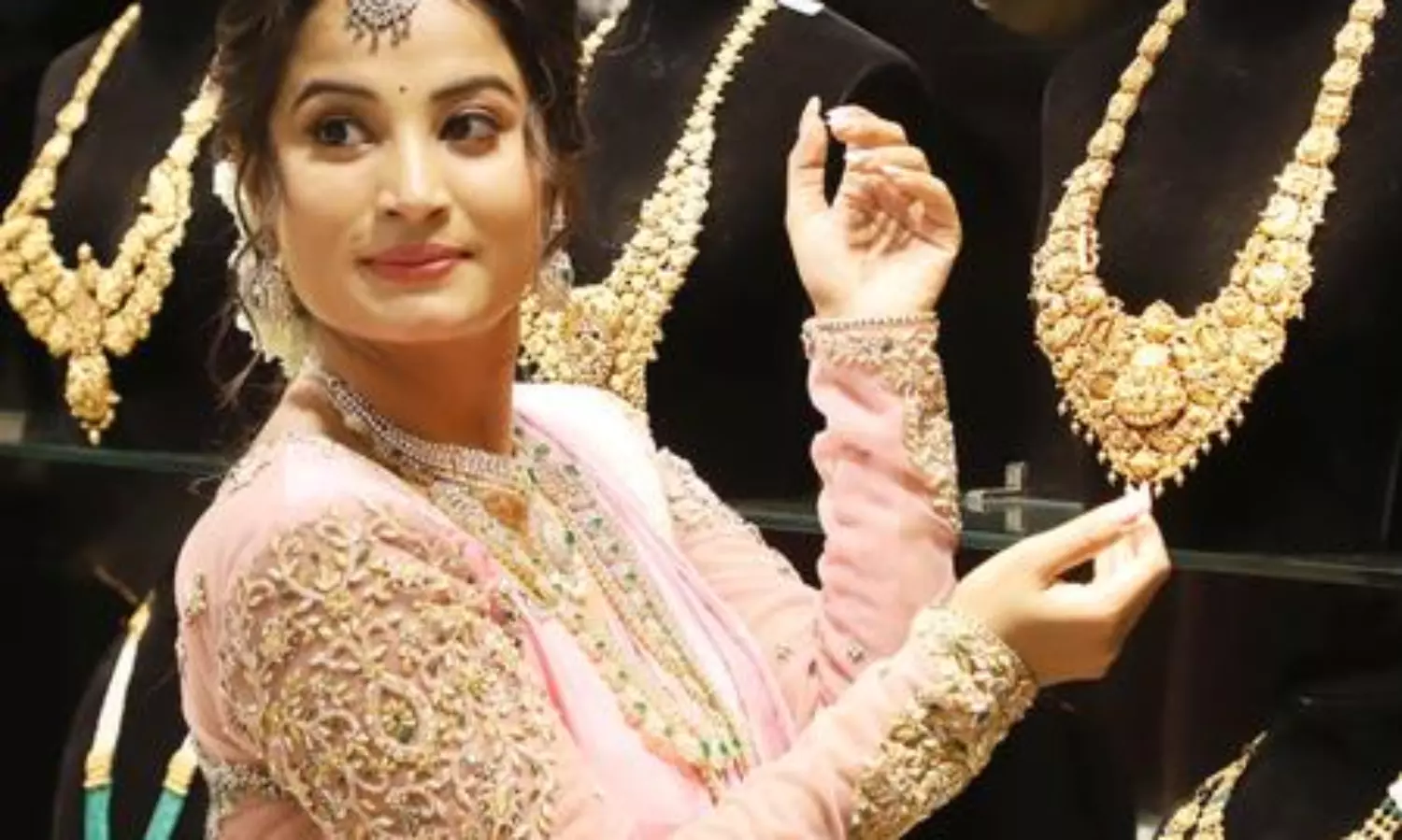 Gold, silver prices reach record high amid global uncertainties