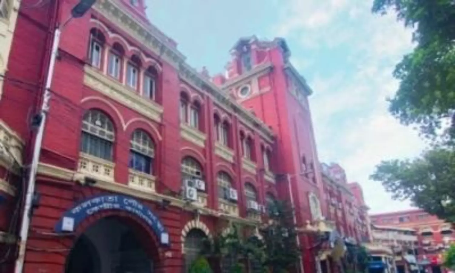 Bengali made mandatory on signboards, Kolkata shops begin compliance