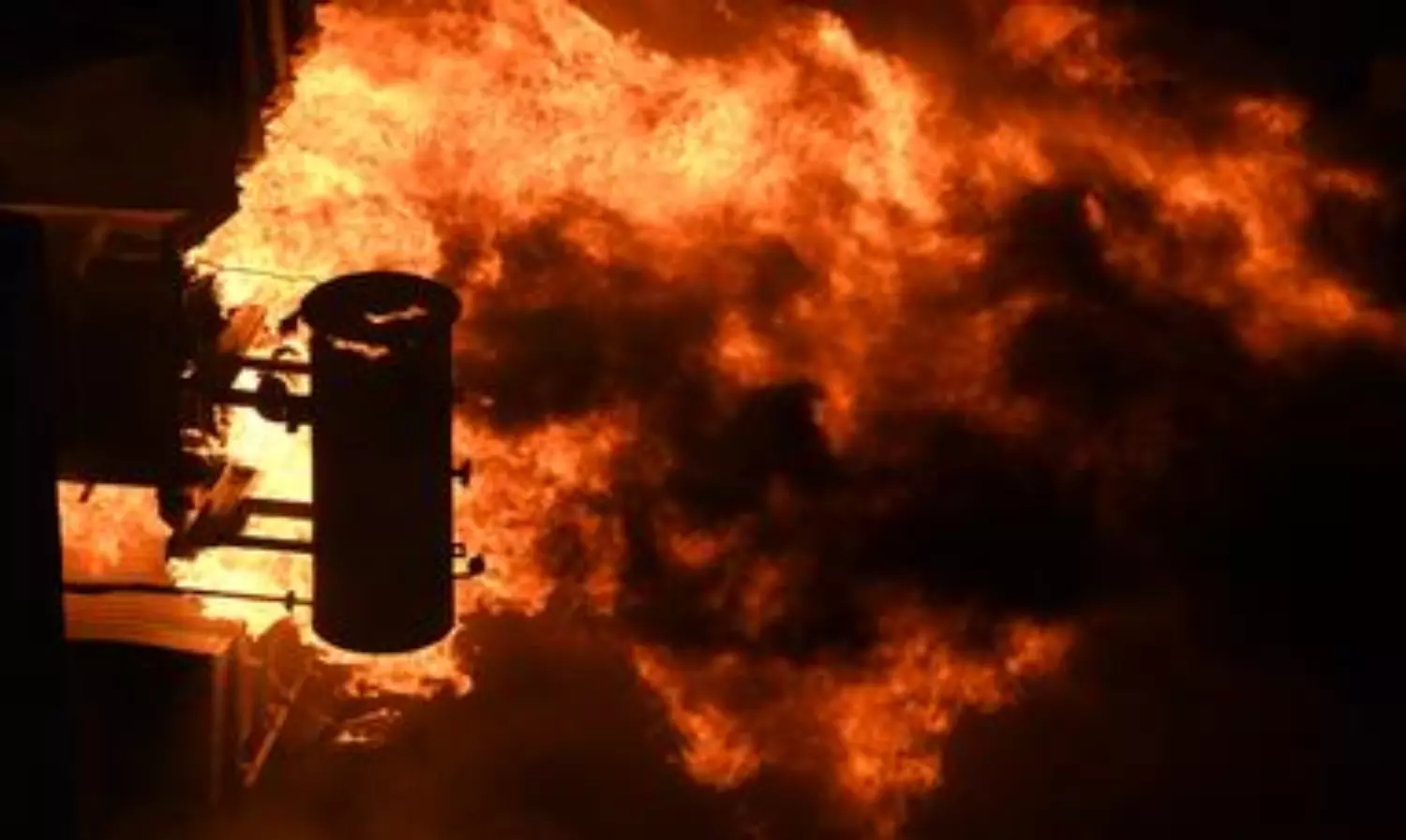 Lightning triggers fire at petroleum plant in Vizag