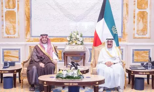 Kuwait Amir receives Saudi State Minister at Bayan Palace