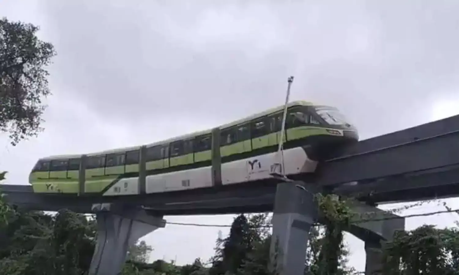 Monorail train halts in Mumbai due to technical snag, 17 passengers rescued