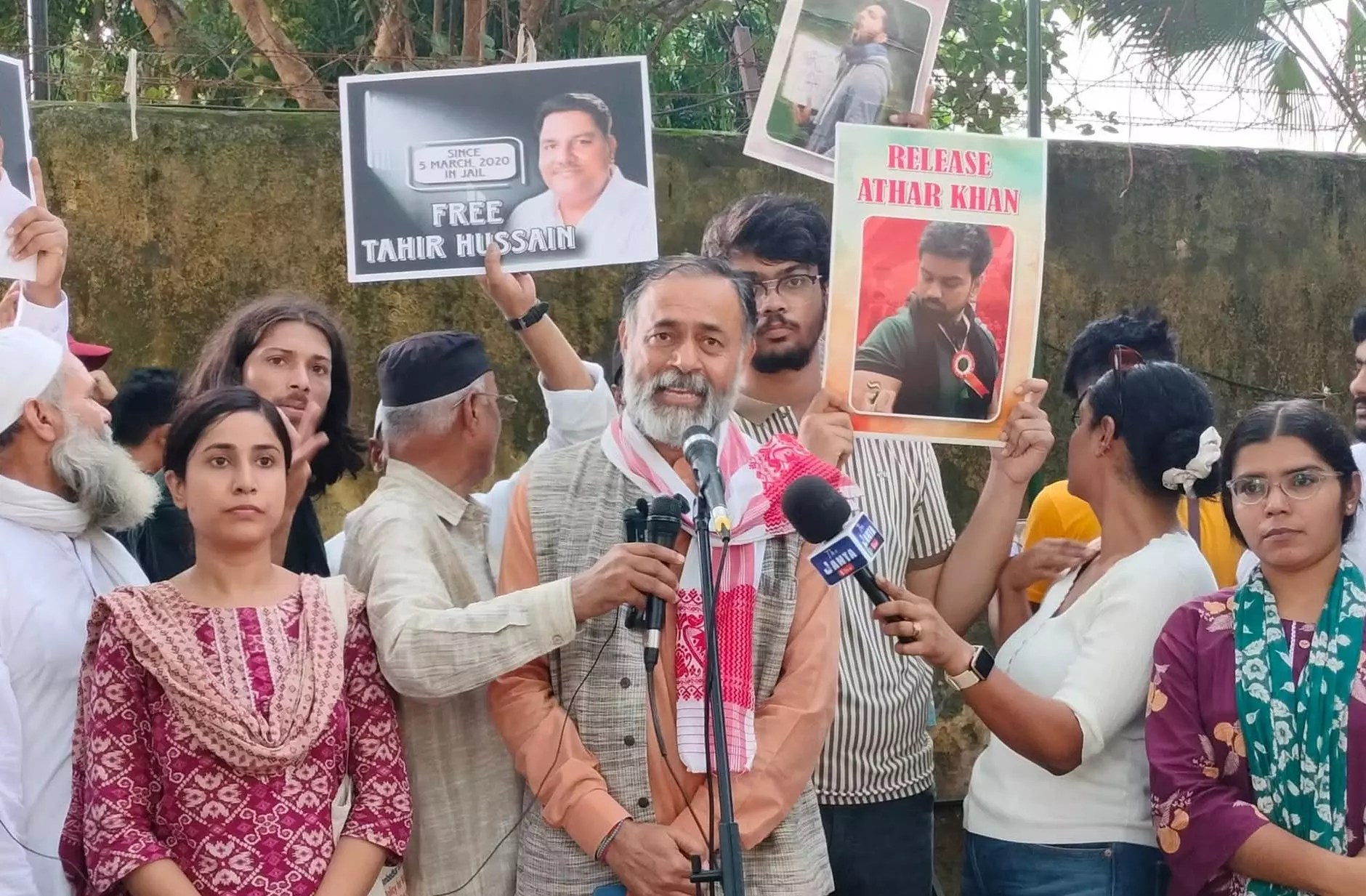 Yogendra Yadav addressing the crowd at Jantar Mantar with student leaders and families of the accused.