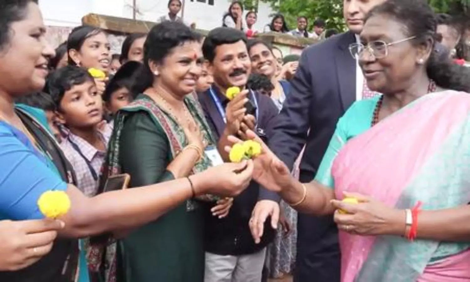 President Murmu’s spontaneous gesture leaves Kerala schoolchildren overjoyed