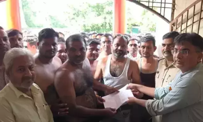 Demanding fair price, Madhya Pradesh farmers stage half-naked protest