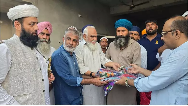 Sikhs, Hindus hand over mosque converted into Christian school to Muslim management Sikhs, Hindus hand over mosque converted into Christian school to Muslim management