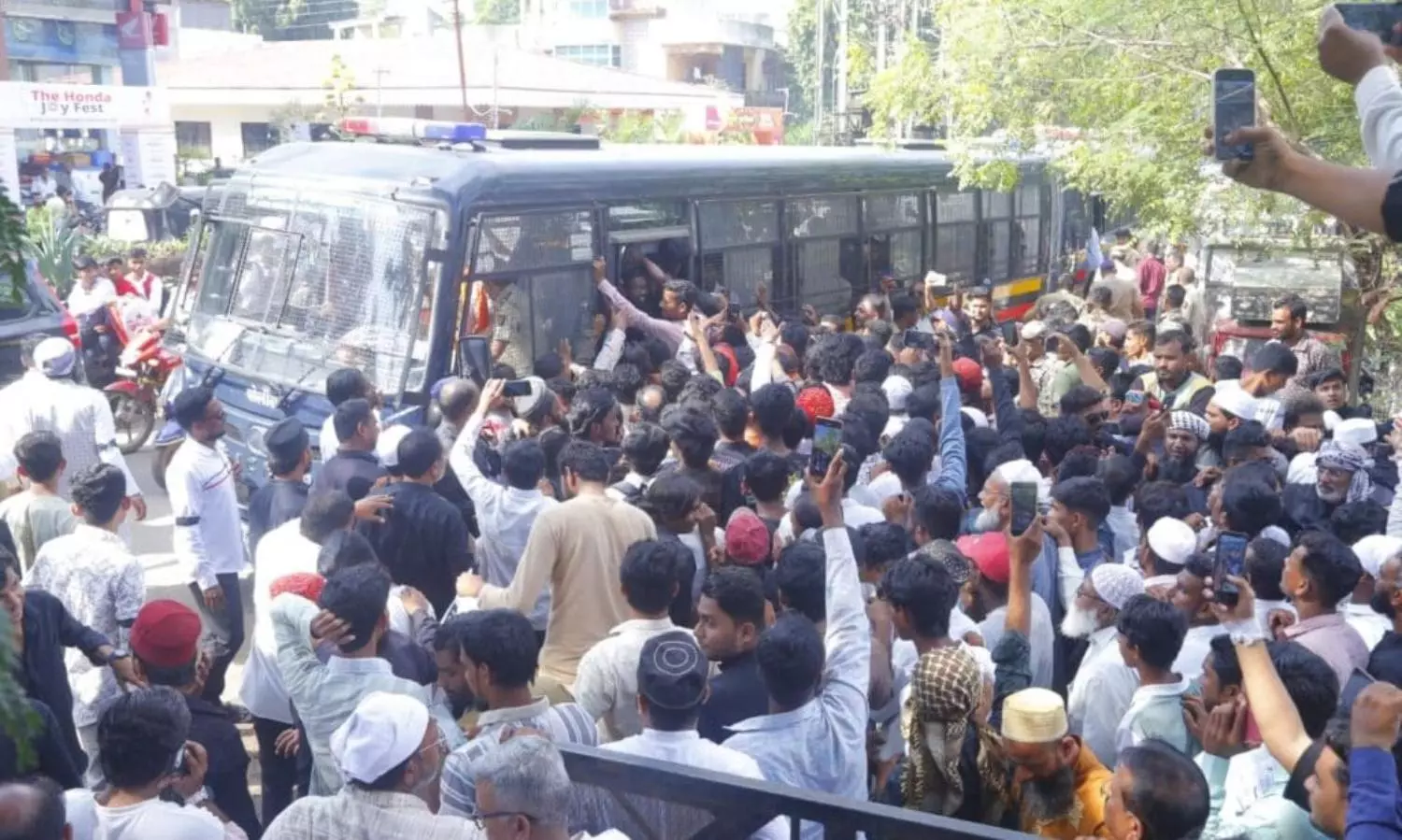 Maharashtra: Thousands join ‘Jail Bharo’ protest against Waqf Amendment Act