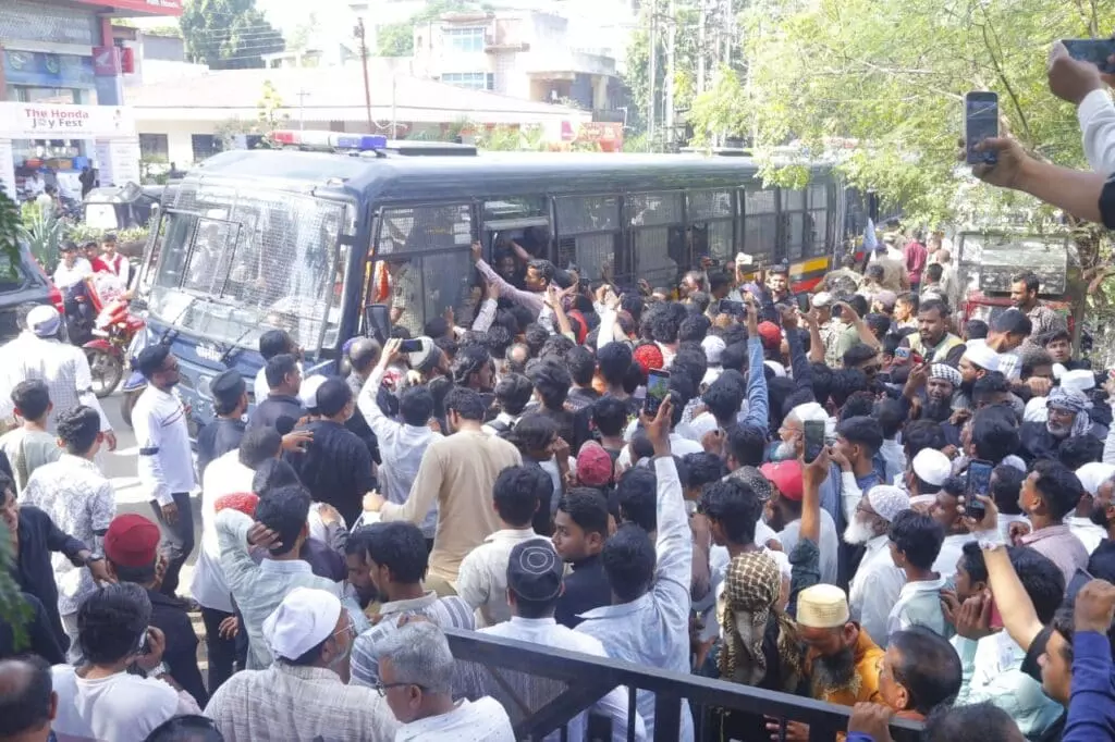 Maharashtra: Thousands join ‘Jail Bharo’ protest against Waqf Amendment Act