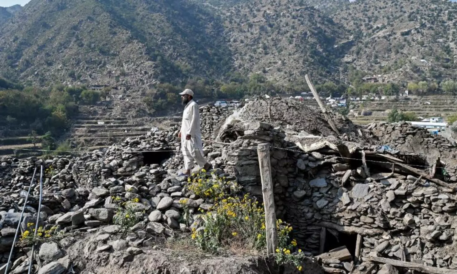 Massive earthquake jolts Afghanistan killing 7, over 100 injured