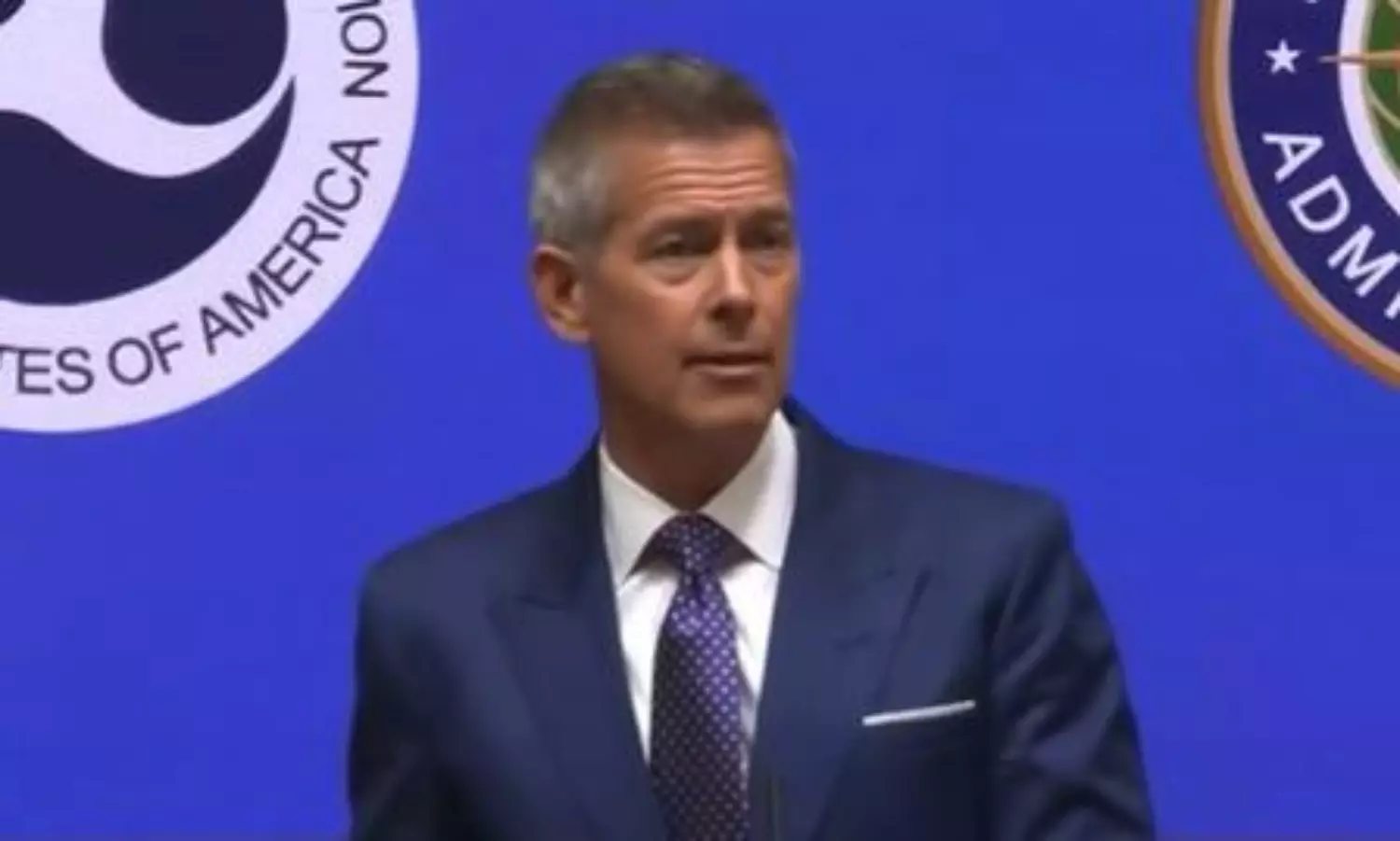 US to cut flight operations by 10% as shutdown strains air travel