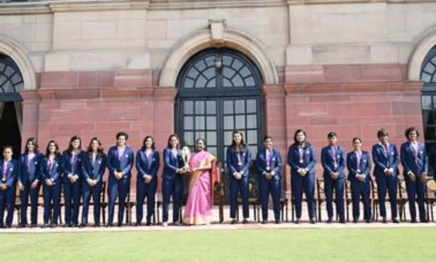 President Murmu meets Women’s WC winners; says ‘This team reflects India’