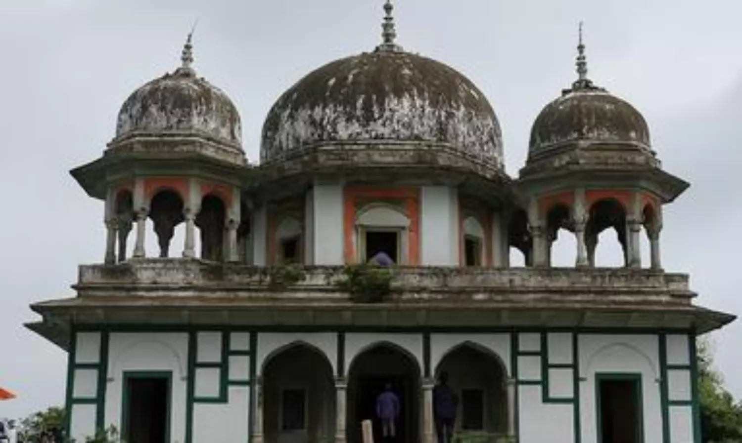 Women try to do puja at disputed mausoleum in Fatehpur; clash with police
