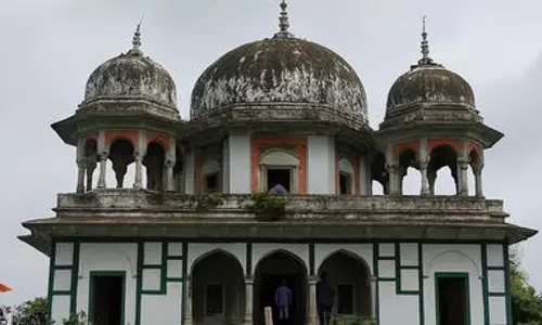 Women try to do puja at disputed mausoleum in Fatehpur; clash with police Women try to do puja at disputed mausoleum in Fatehpur; clash with police