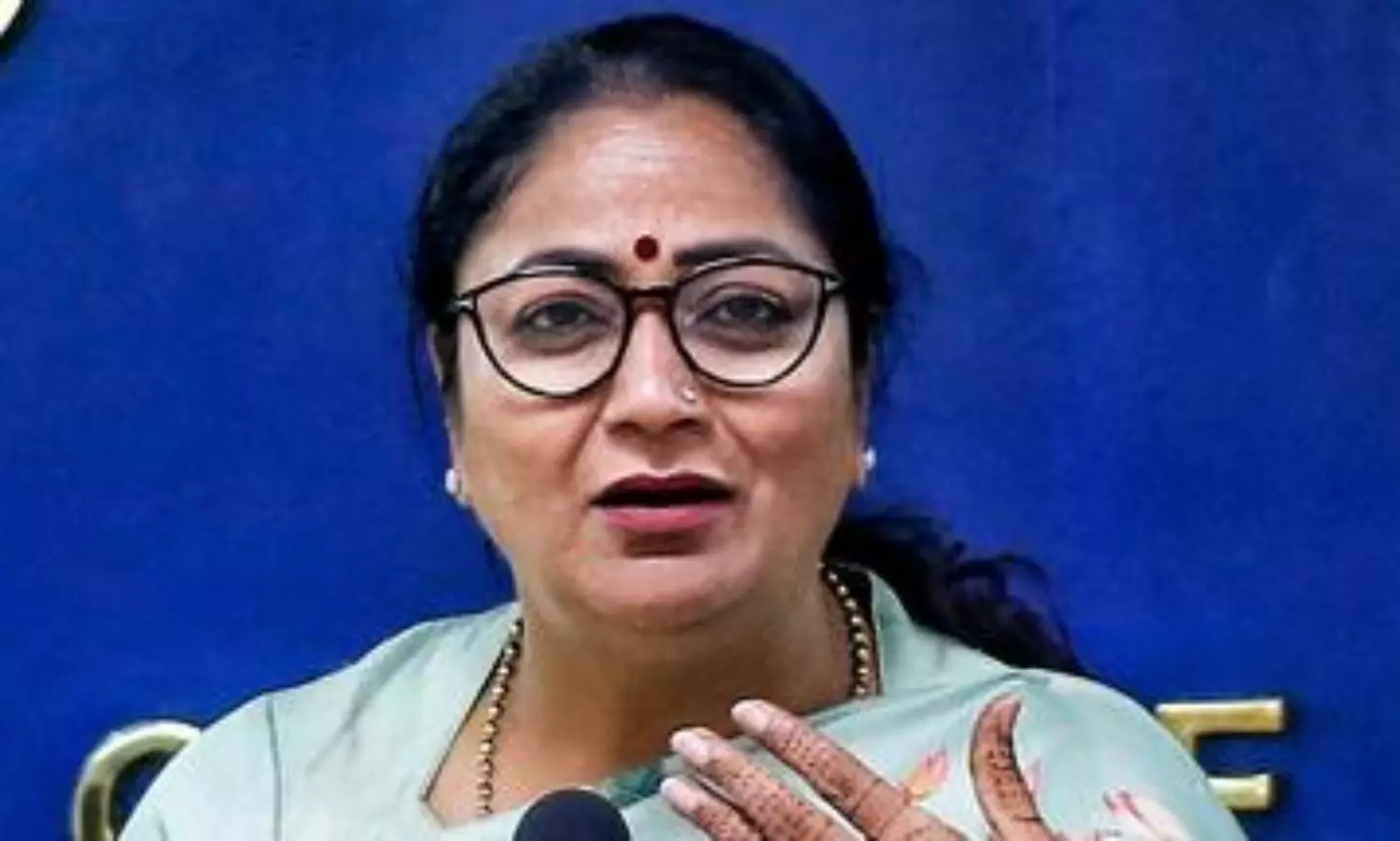 Delhi CM promises Ujjwala LPG gas for slum dwellers using wood for cooking to curb air pollution