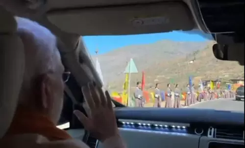 Bhutanese citizens form 45-km ‘human welcome chain’ for PM Modi Bhutanese citizens form 45-km ‘human welcome chain’ for PM Modi