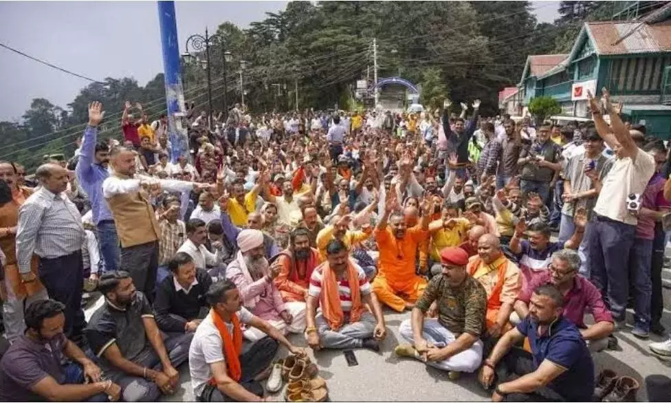 No prayers at Sanjauli mosque: Right wing outfits end indefinite hunger strike No prayers at Sanjauli mosque: Right wing outfits end indefinite hunger strike