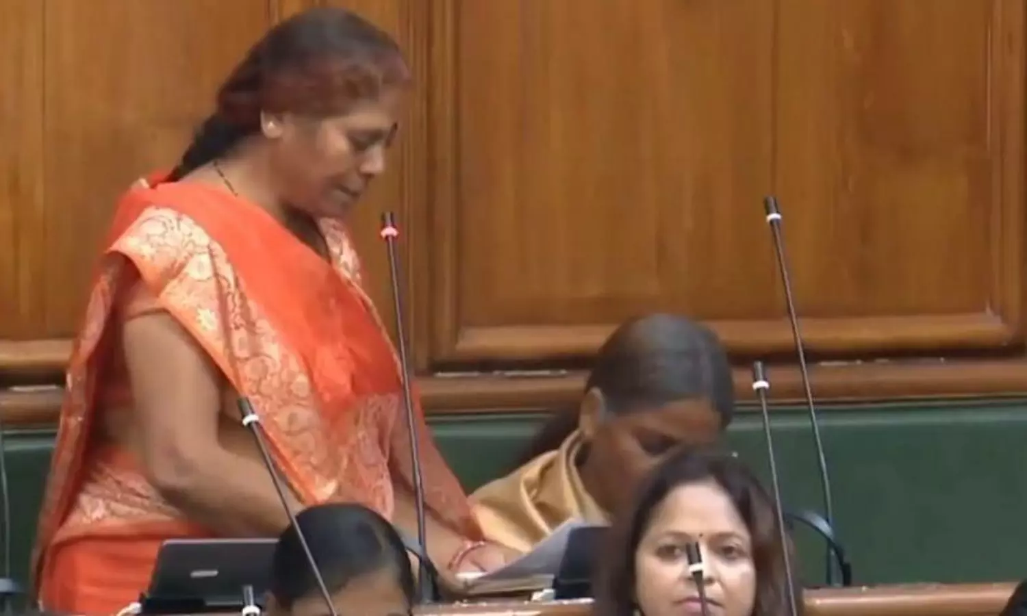 Video of Bihar JD(U)s newly elected MLA Vibha Devi struggling to read oath goes viral