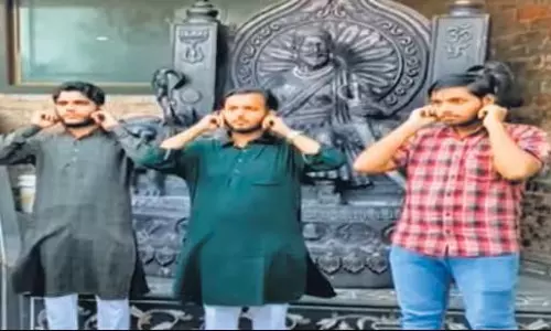 Hindutva groups force Muslim students to apologise, touch Shivaji’s feet over Friday prayer on campus Hindutva groups force Muslim students to apologise, touch Shivaji’s feet over Friday prayer on campus