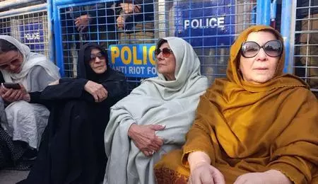Imran Khans sisters, PTI members hold sit-in outside jail after meeting denied Imran Khans sisters, PTI members hold sit-in outside jail after meeting denied