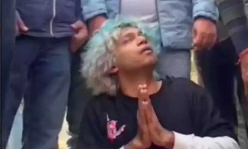 Allegedly fed cow chicken momos: Bajrang Dal men beat up influencer Allegedly fed cow chicken momos: Bajrang Dal men beat up influencer