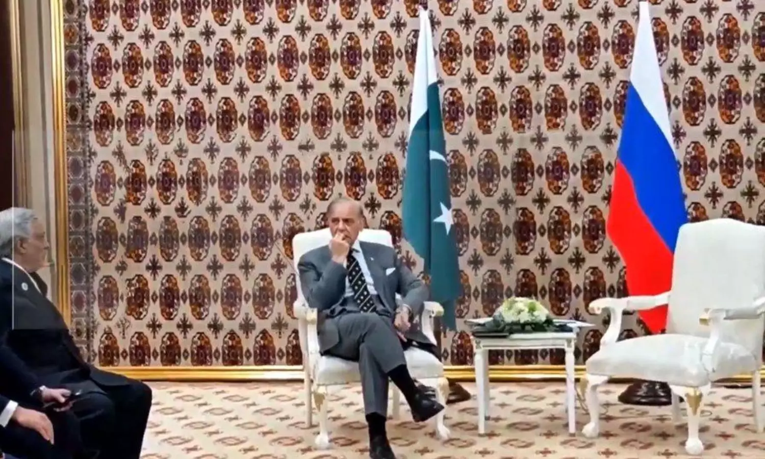 Pakistani PM Shehbaz Sharif gatecrashes Putin-Erdogan talks after 40-minute wait