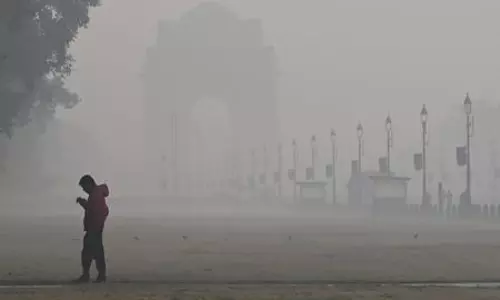 Toxic smog blankets Delhi as air quality nears very poor category Toxic smog blankets Delhi as air quality nears very poor category