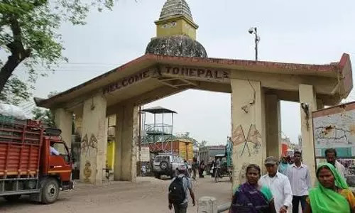 Nepal permits travellers to carry 200 and 500 rupee Indian notes