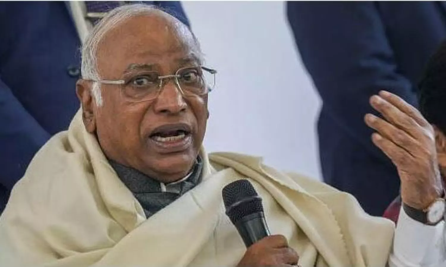 Dont end MGNREGA, people wont let you roam on roads: Kharge warns Centre