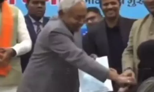 Women protest in Kolkata against Nitish Kumar; demand apology from CM