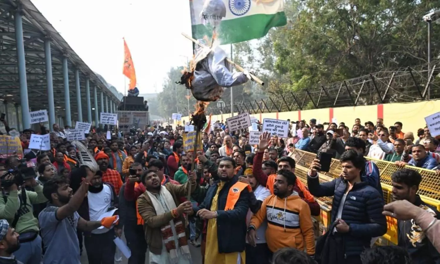 VHP, Bajrang Dal protestors clash with police at Bangladesh High Commission