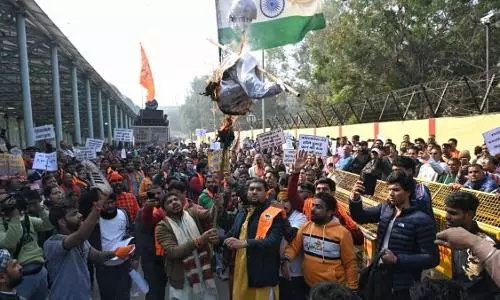 VHP, Bajrang Dal protestors clash with police at Bangladesh High Commission