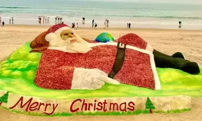 Sudarsan’s new record: Worlds Biggest Apple & Santa Sand Sculpture