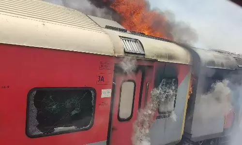 One dead as fire guts coaches of Tata-Ernakulam Express in Andhra Pradesh