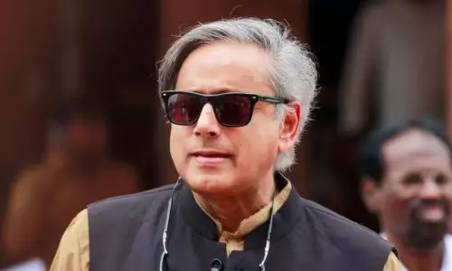 Didn’t praise Modi; gesture toward Advani courtesy: Shashi Tharoor