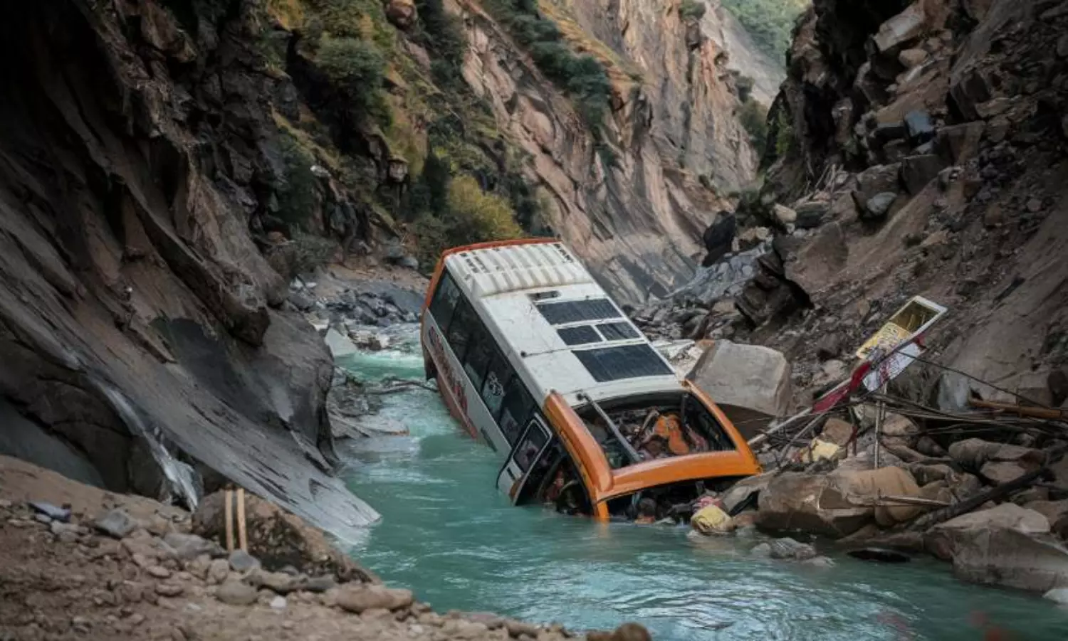 Bus falls into gorge in Himachal Pradesh killing 13 people