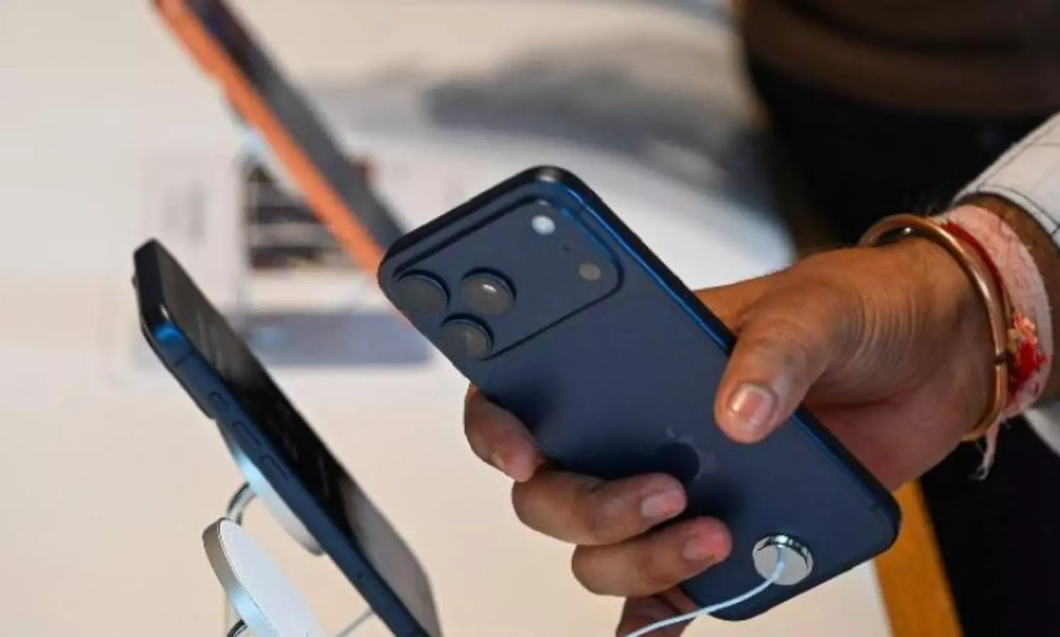 Govt refutes report on forcing smartphone makers to share source code